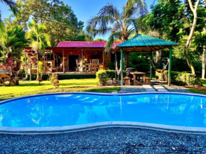 Casa Mediterránea with Pool and 2100 m2 Garden near Beach and Rain Forest, Uvita